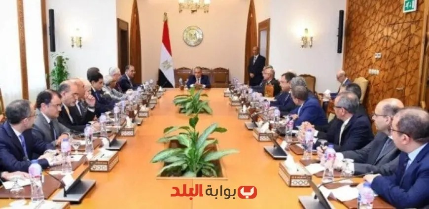 اجتماع وزير الخارجية مع قيادات الوزارة لتعزيز تطوير الأداء المؤسسي وتحسين العمل