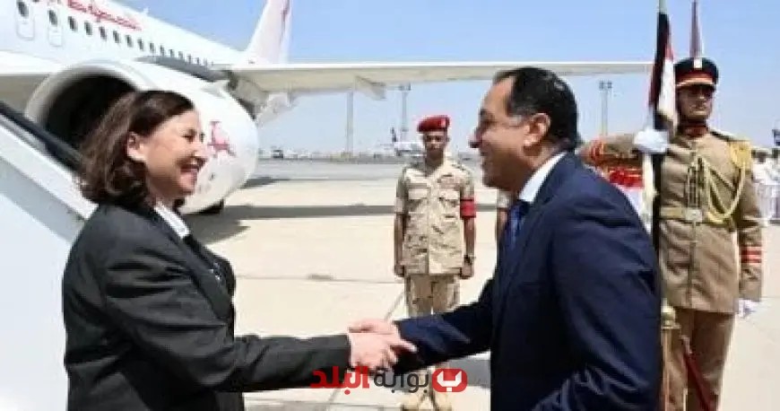 رئيس الوزراء المصري يرحب بنظيرته التونسية في مطار القاهرة الدولي