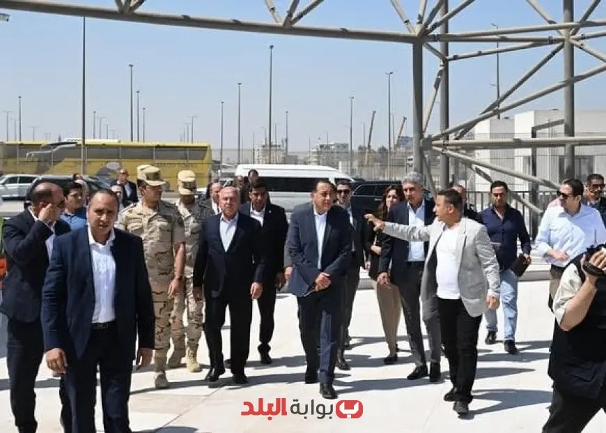 رئيس الوزراء يقوم بجولة تفقدية في الممشى السياحي استعدادا لافتتاح المتحف المصري الكبير