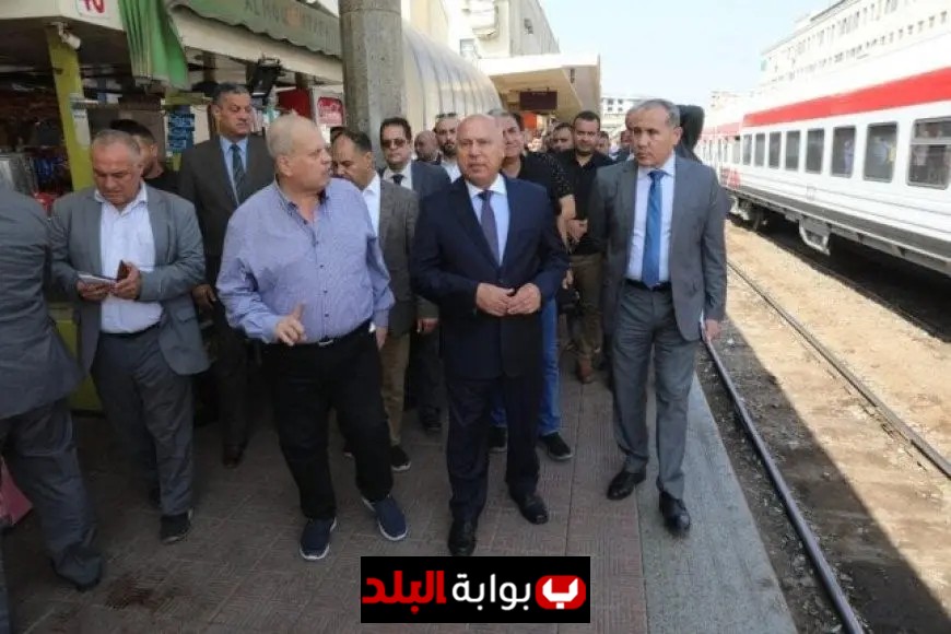 وزير النقل يقوم بجولة تفقدية لمحطة مصر للسكك الحديدية في الإسكندرية لتعزيز خدمات النقل