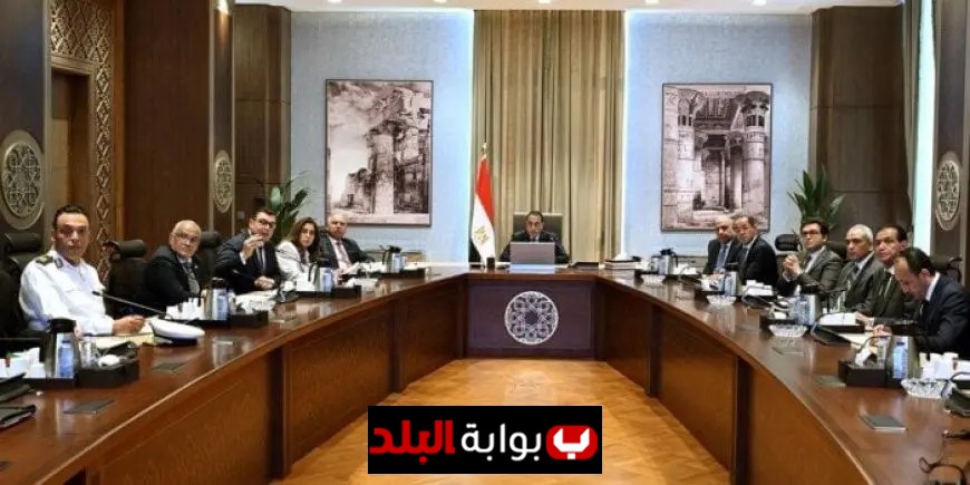 مدبولي يشرف على تطبيق معايير وضوابط الإعلانات على الطرق العامة والمحاور لتحسين السلامة المرورية