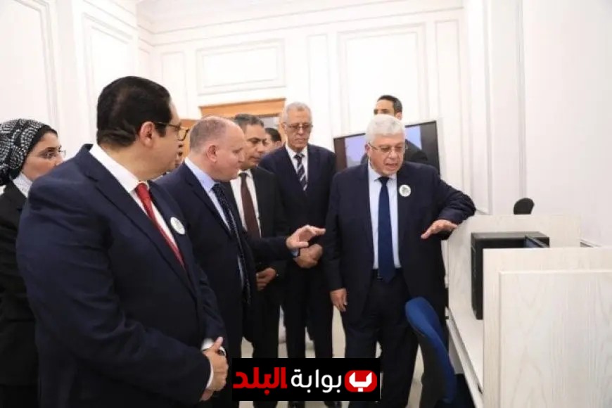 وزير التعليم العالي يقوم بجولة تفقدية في جامعة القاهرة الأهلية ويشارك الطلاب في تحية العلم