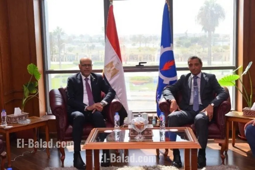 وزير العمل ومحافظ السويس يوزعان 81 عقد عمل للشباب بينهم 31 عقداً مخصصاً لذوي الهمم