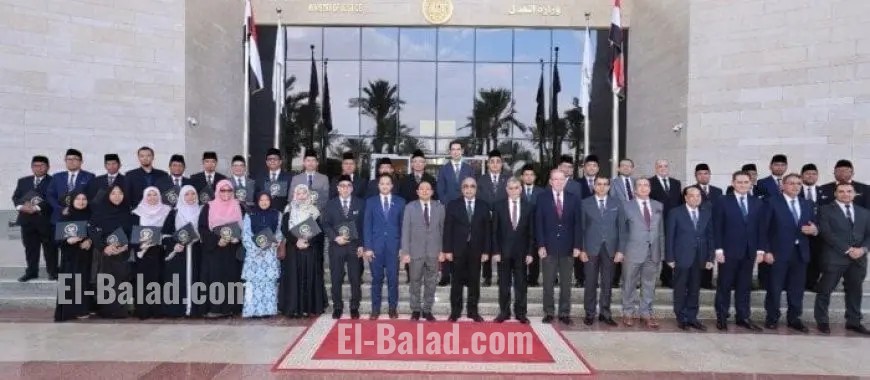 وزير العدل يكرم المشاركين في البرنامج التدريبي القضائي بحضور السفير الماليزي