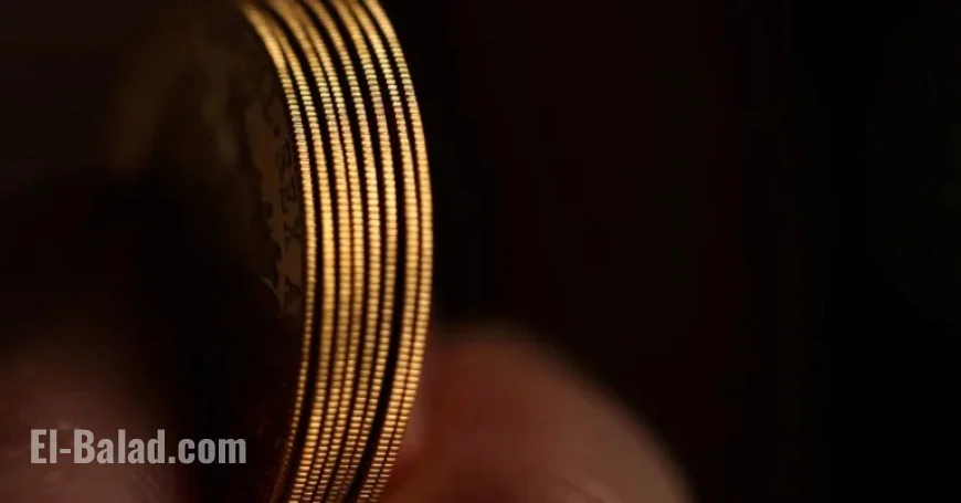 Gold Nears Record High Amid Fed Rate Cut Speculation, US Shutdown