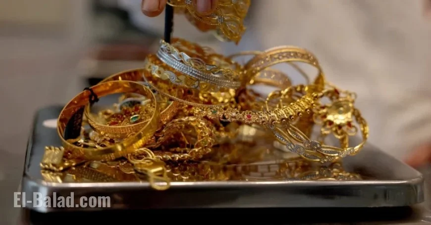Gold Poised for Seventh Weekly Gain Amid Rate-Cut Hopes and Shutdown Concerns