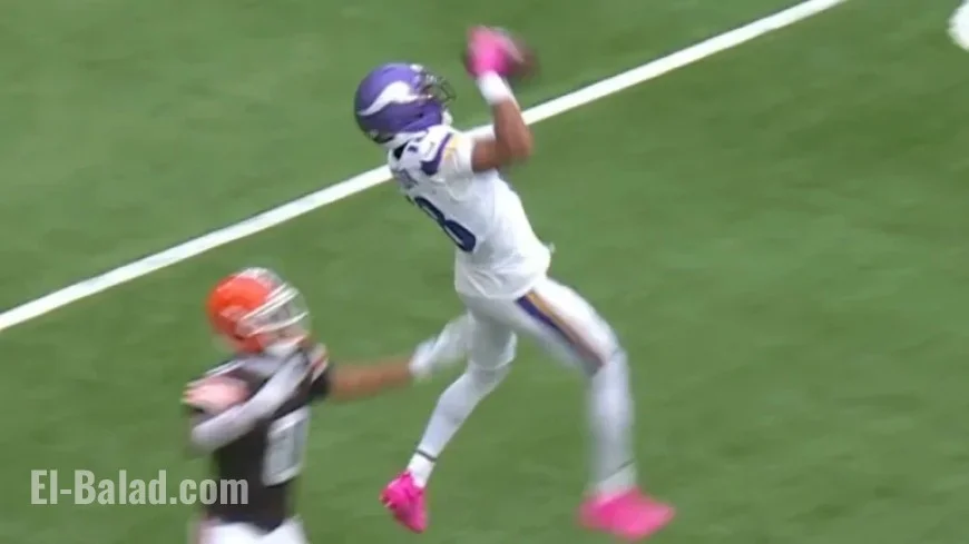 Justin Jefferson Leaps for Impressive 21-Yard Catch