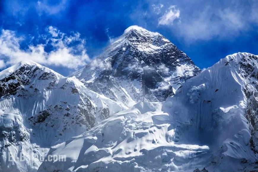 Mount Everest Strands Today: Blizzard Traps Nearly 1,000 Climbers on Mt Everest as Rescue Efforts Intensify