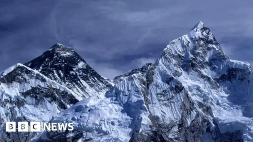 Snowstorm Strands 1,000 on Mount Everest Slopes