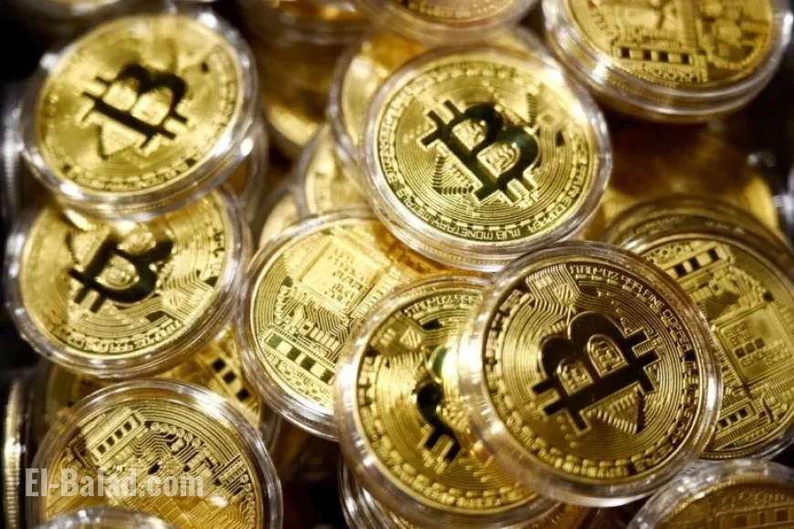 Gold and Bitcoin Rise as US Dollar and Yen Decline Amid Political Strains
