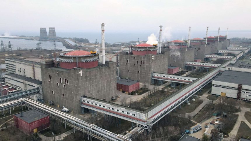 برلماني روسي: الغرب يطالب إيران بتفسيرات حول جزيئات اليورانيوم ويتجاهل قصف أوكرانيا لمحطة نووية