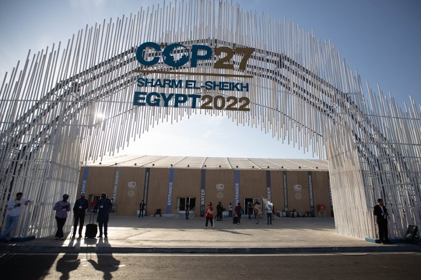 مصر.. إضاءة هرم خفرع ومبنى وزارة الخارجية بشعار قمة المناخ الدولية (صور)