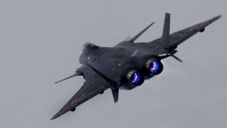 يظهر مقطع فيديو مقاتلة صينية تقترب "بشكل خطير" من طائرة استطلاع أمريكية