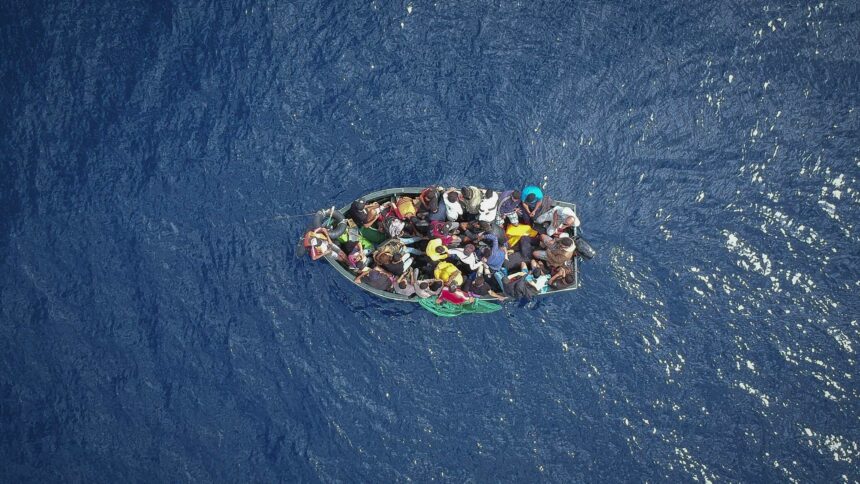 إيطاليا .. إنقاذ أكثر من 1300 مهاجر في 3 قوارب في جنوب البلاد