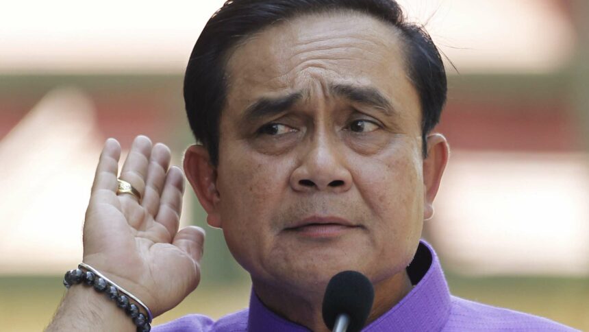 رئيس وزراء تايلاند يحل البرلمان ويدعو إلى انتخابات جديدة