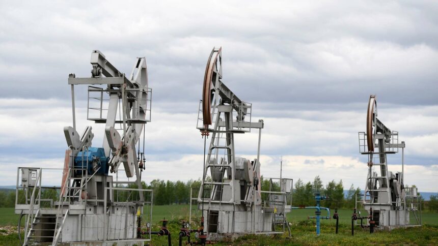 فايننشال تايمز: الولايات المتحدة تحث التجار العالميين على استيراد النفط من روسيا