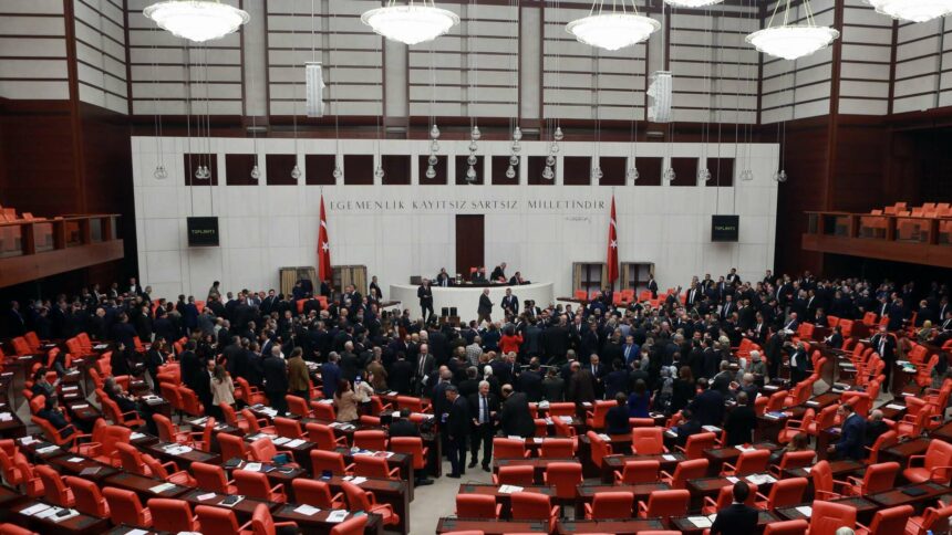 وزير تركي: البرلمان بصدد استكمال الأساس القانوني لـ "منصة الغاز" الروسية.