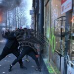 محتجون أشعلوا النار في مطعم ماكرون المفضل في باريس ... بالفيديو