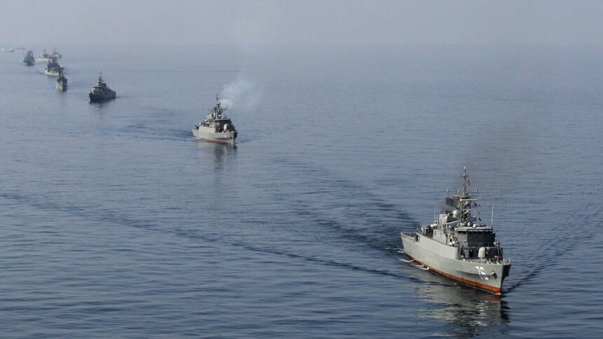 البحرية الأمريكية: الحرس الثوري الإيراني يستولي على ناقلة نفط جديدة في مضيق هرمز