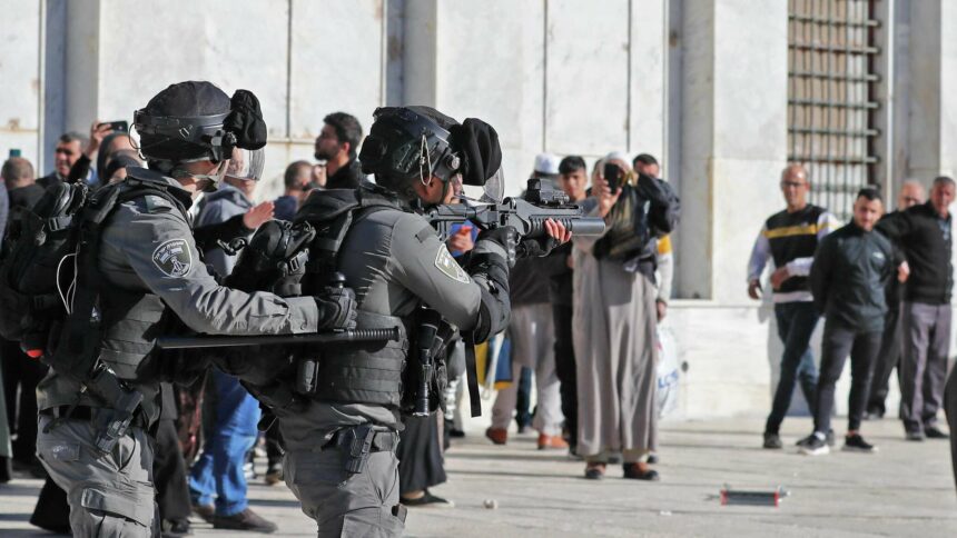 وزير الأمن القومي الإسرائيلي يقتحم باحة المسجد الأقصى وسط حراس ... صور وفيديو