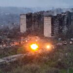 يخبر أحد سكان أرتيموفسك سبوتنيك كيف فجر الجيش الأوكراني المباني الشاهقة في المدينة.