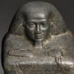 عالم آثار مصري يعلق على عرض تمثال