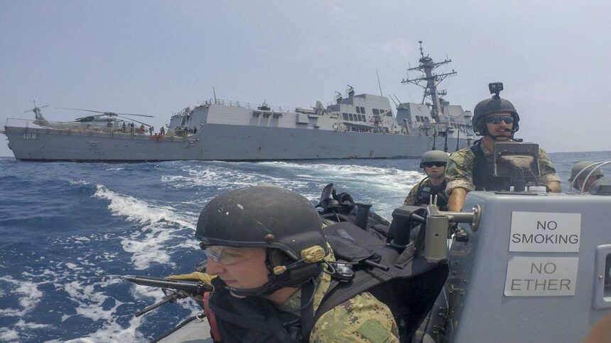 البحرية الأمريكية: الحرس الثوري الإيراني يستولي على سفينة تجارية في الخليج