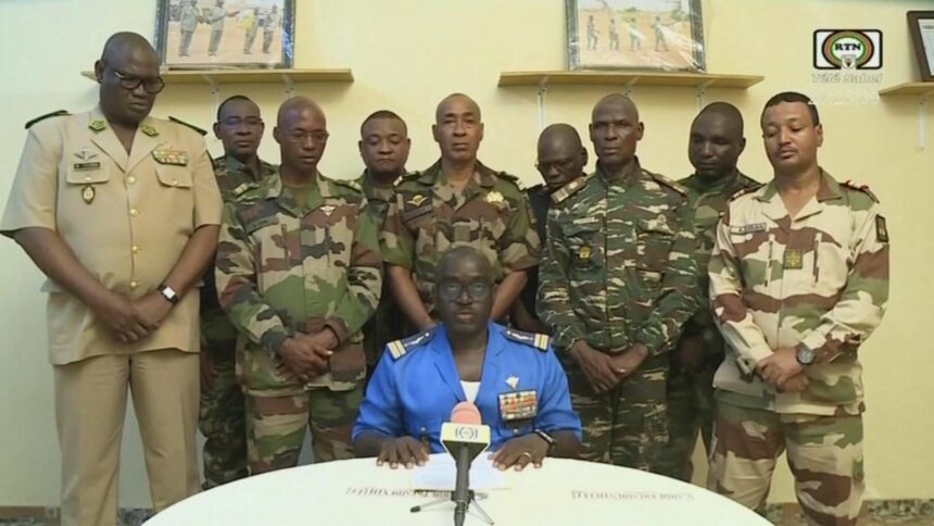 جيش النيجر يعلن الانضمام إلى جانب قوات الانقلاب على رئيس البلاد