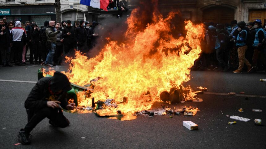 مواطن فرنسي يوثق صباح اليوم حالة باريس ... فيديو