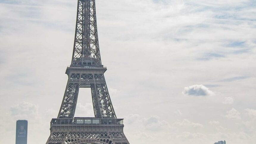 الشرطة الفرنسية بشأن تفجير "برج إيفل": تقرير كاذب