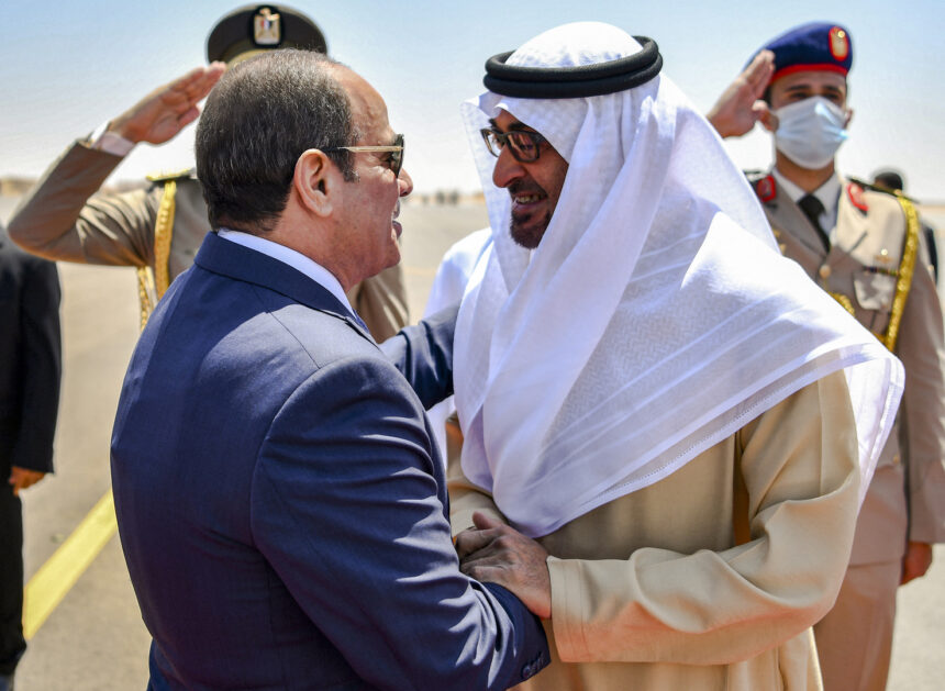 ضاحي خلفان يعلق على ظهور الرئيس الإماراتي بين الناس دون حراسة في مصر
