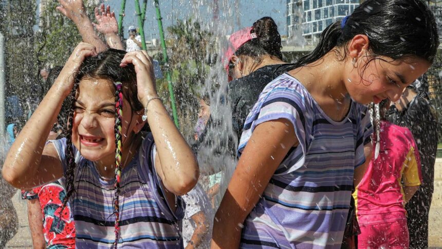 كشف تقرير للأمم المتحدة أن المزيد من الأطفال في العالم يتعرضون للحرارة الشديدة