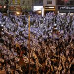 آلاف الإسرائيليين يتظاهرون ضد الإصلاح القضائي في تل أبيب