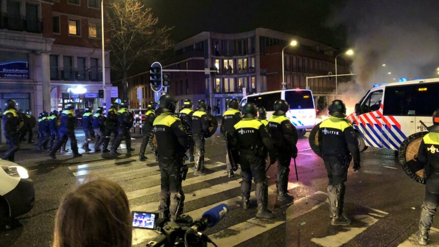 احتجاجات حاشدة في هولندا والشرطة تستخدم خراطيم المياه لتفريق التجمعات