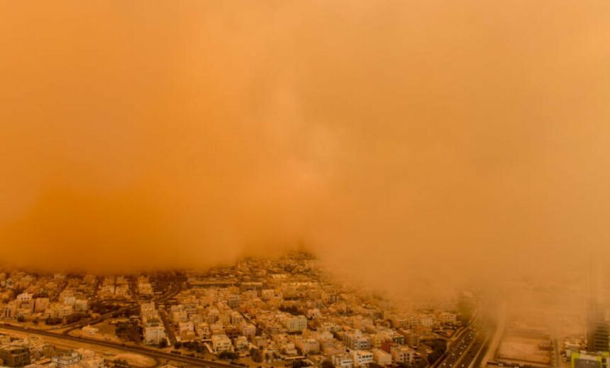 حالة طوارئ قصوى في محافظة مصرية بعد رياح عاصفة