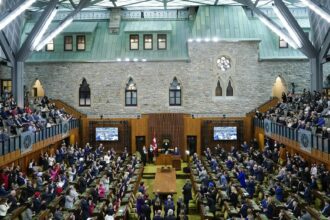 رئيس مجلس العموم الكندي يعتذر عن تكريم النازي الأوكراني في البرلمان