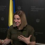رجل متحول جنسيًا يتحدث نيابة عن القوات الأوكرانية يهدد حياة الصحفيين الروس بشكل مباشر