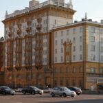 سفارة الولايات المتحدة في موسكو تستنكر الإجراءات الانتقامية بعد طرد دبلوماسييها