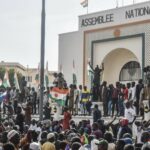 ويطالب مكتب المدعي العام في النيجر باتخاذ كافة الإجراءات اللازمة لترحيل السفير الفرنسي وعائلته