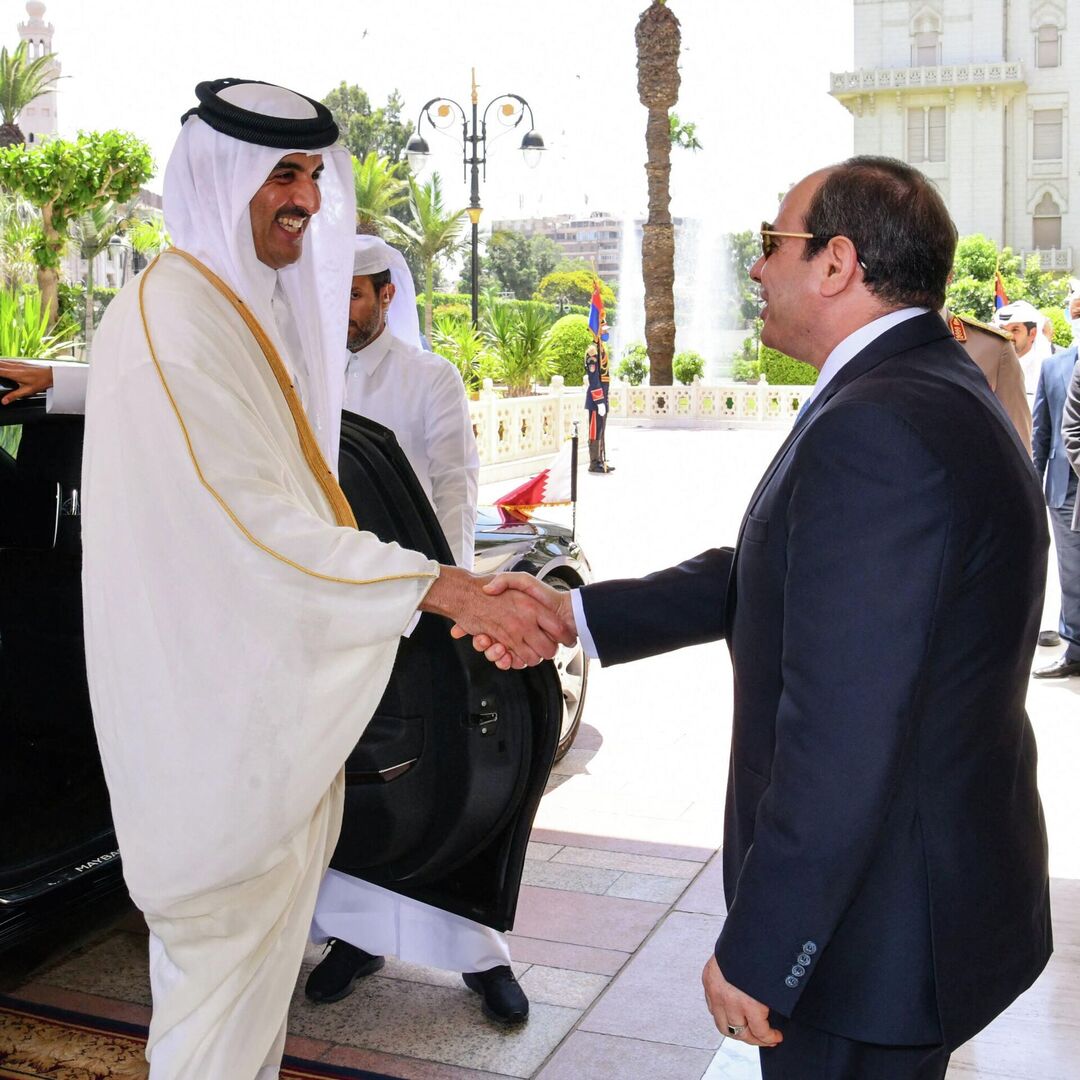 أمير قطر يصل إلى مصر والسيسي يلتقط صورة تذكارية مع زعماء العالم