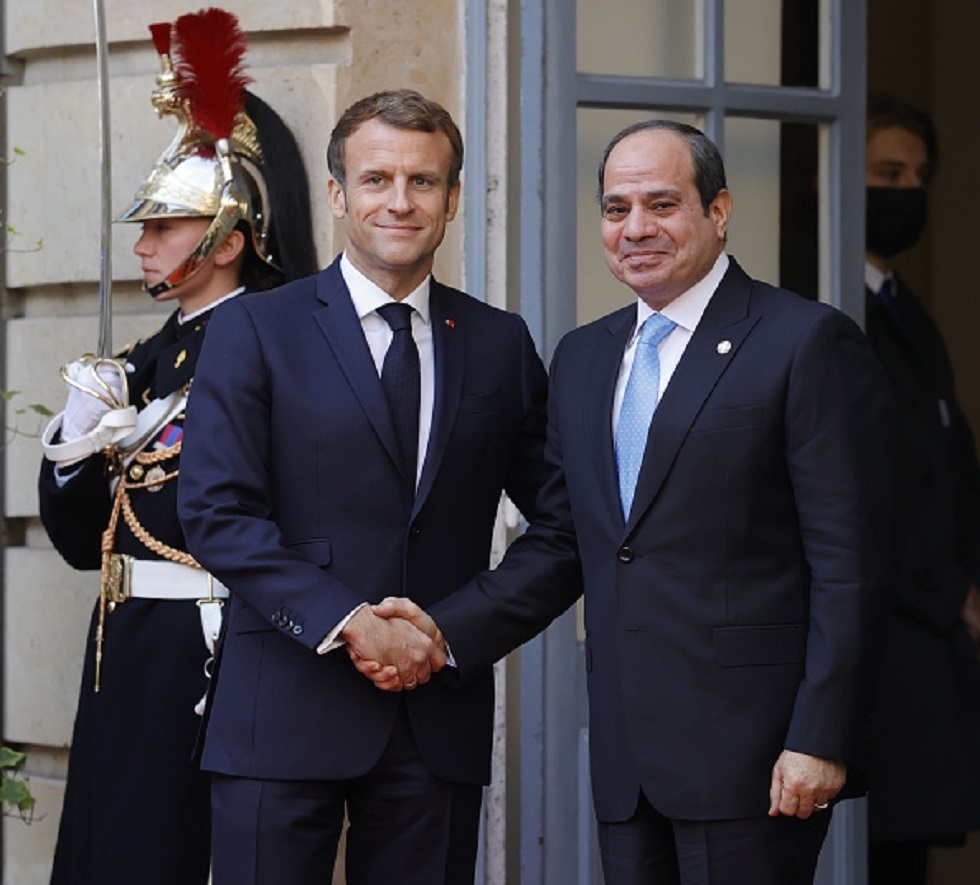 السيسي: الرئيس الفرنسي وعد بإرسال سفينة لعلاج الجرحى في غزة