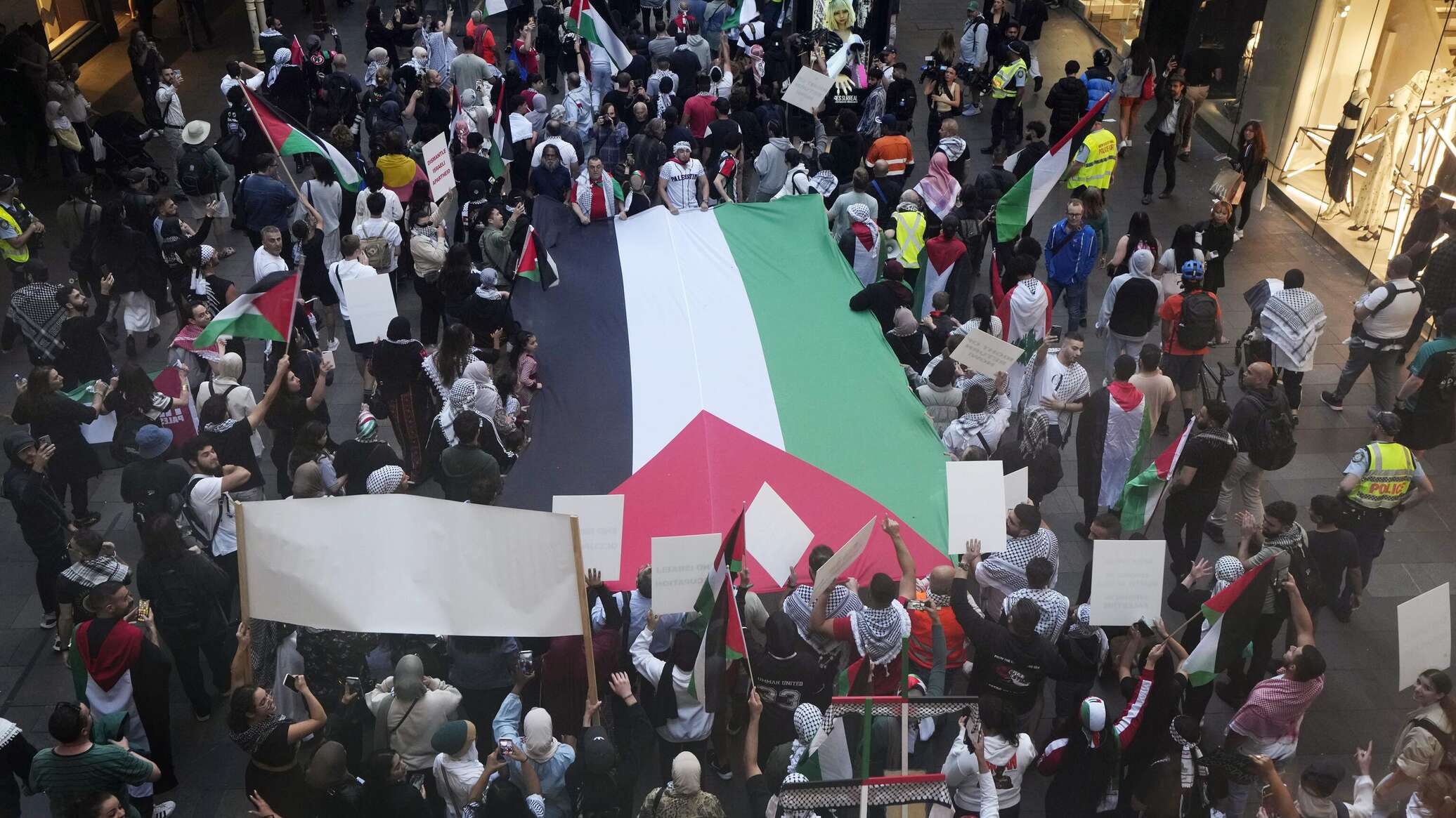 مسيرات حاشدة في الأردن مرددين شعارات مناهضة لفرنسا والولايات المتحدة وإسرائيل