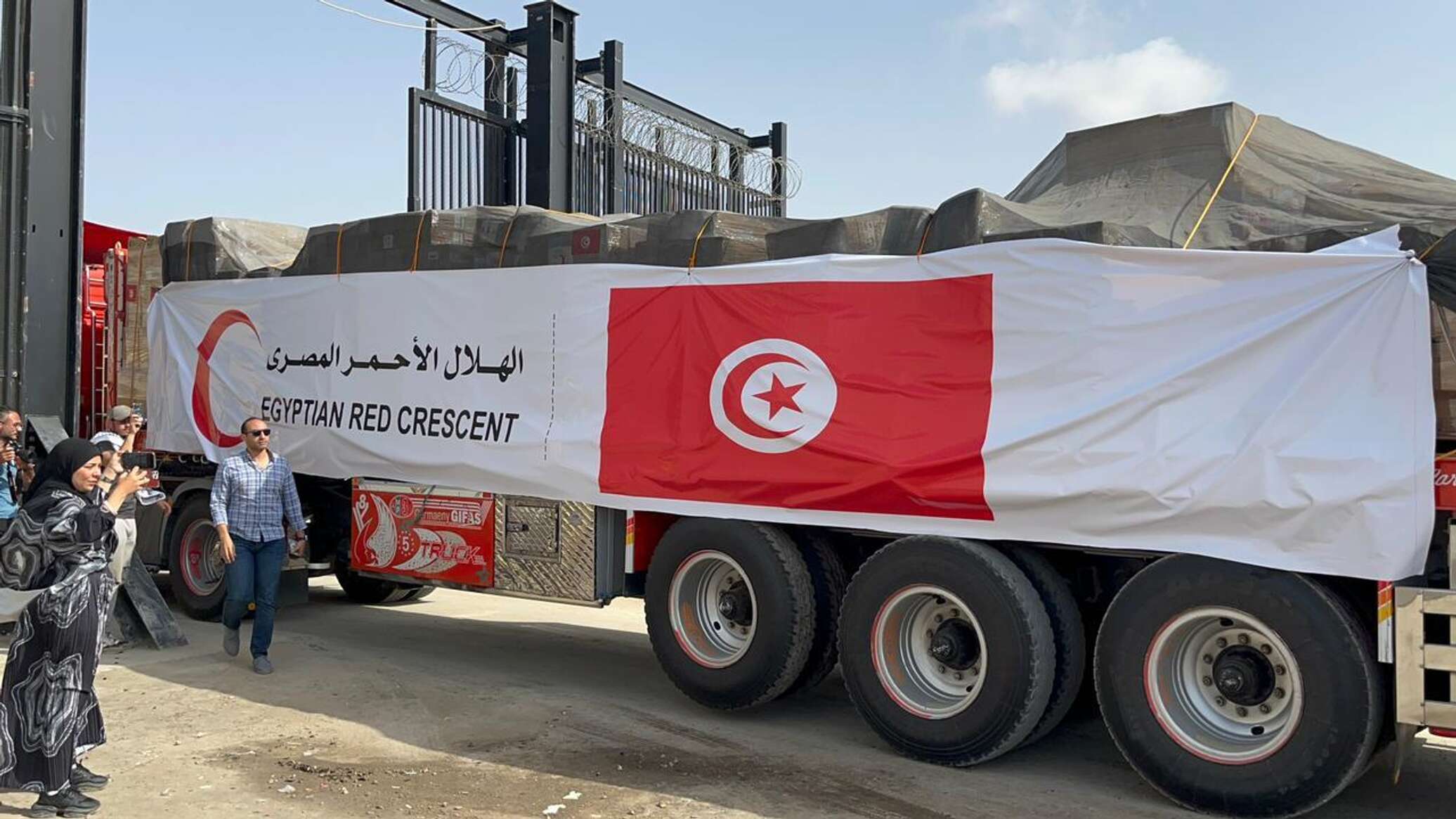 الهلال الأحمر المصري يعلن دخول 18800 طن مساعدات لغزة حتى الآن