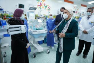 انتصار السيسي تزور أطفالا فلسطينيين بمستشفى العاصمة الإدارية (صور)