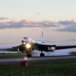 تحلق قاذفات القنابل الروسية من طراز Tu-160 وTu-22 فوق بحر بارنتس والبحر النرويجي والبحر الأسود.