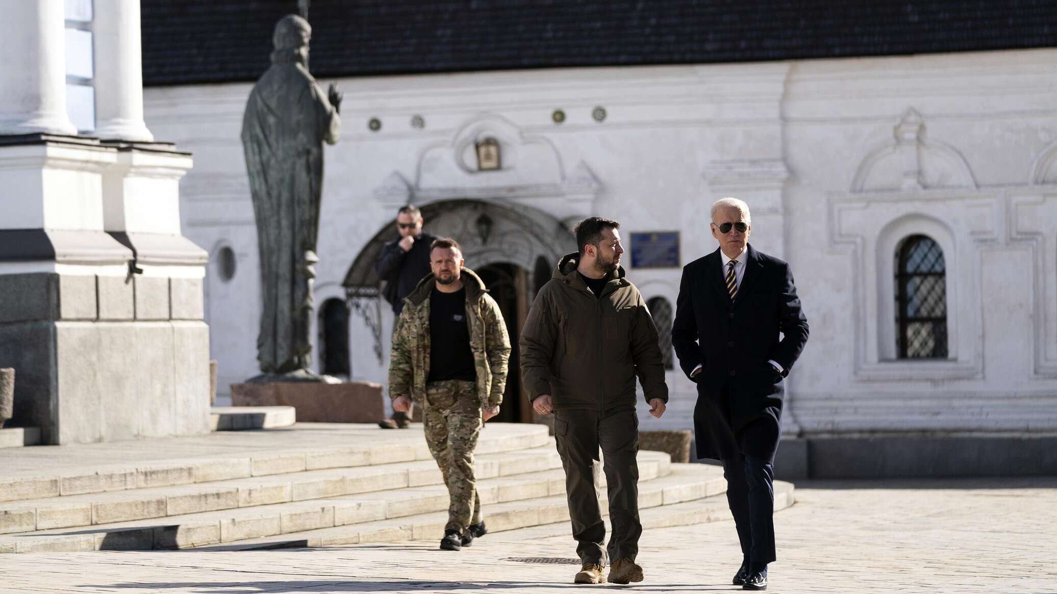 سياسي فرنسي: الناتو يريد إقالة زيلينسكي