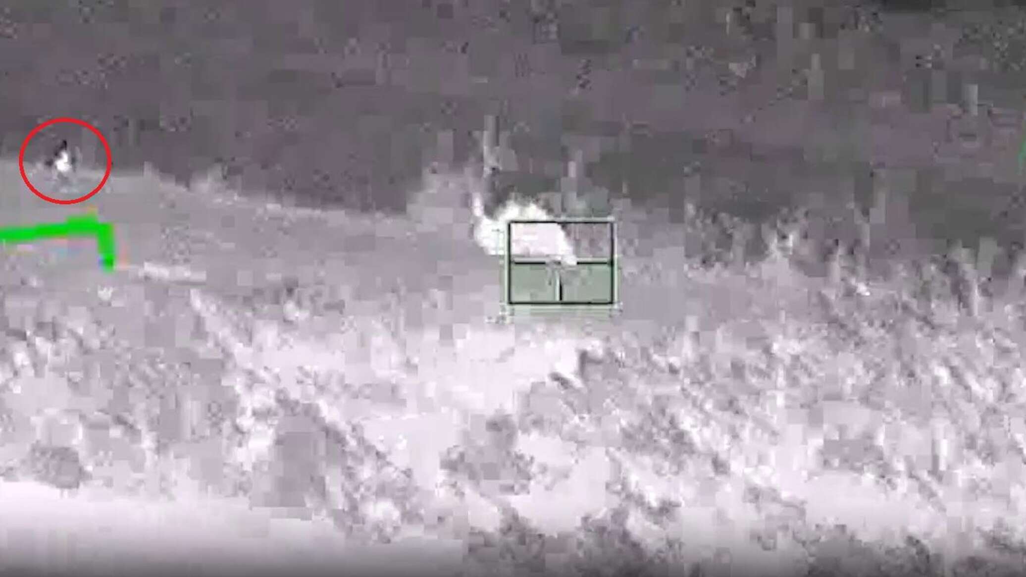صاروخ روسي موجه يضرب سيارة أوكرانية أثناء تسللها ليلاً... فيديو