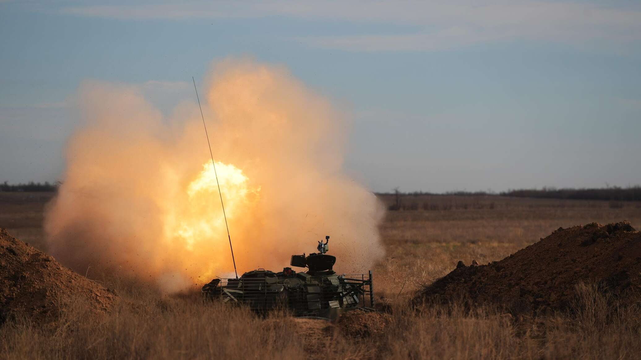 قوات المظليين الروسية النخبة تدمر مركز القيادة الأوكراني ومستودع الذخيرة في أرتيوموفسك