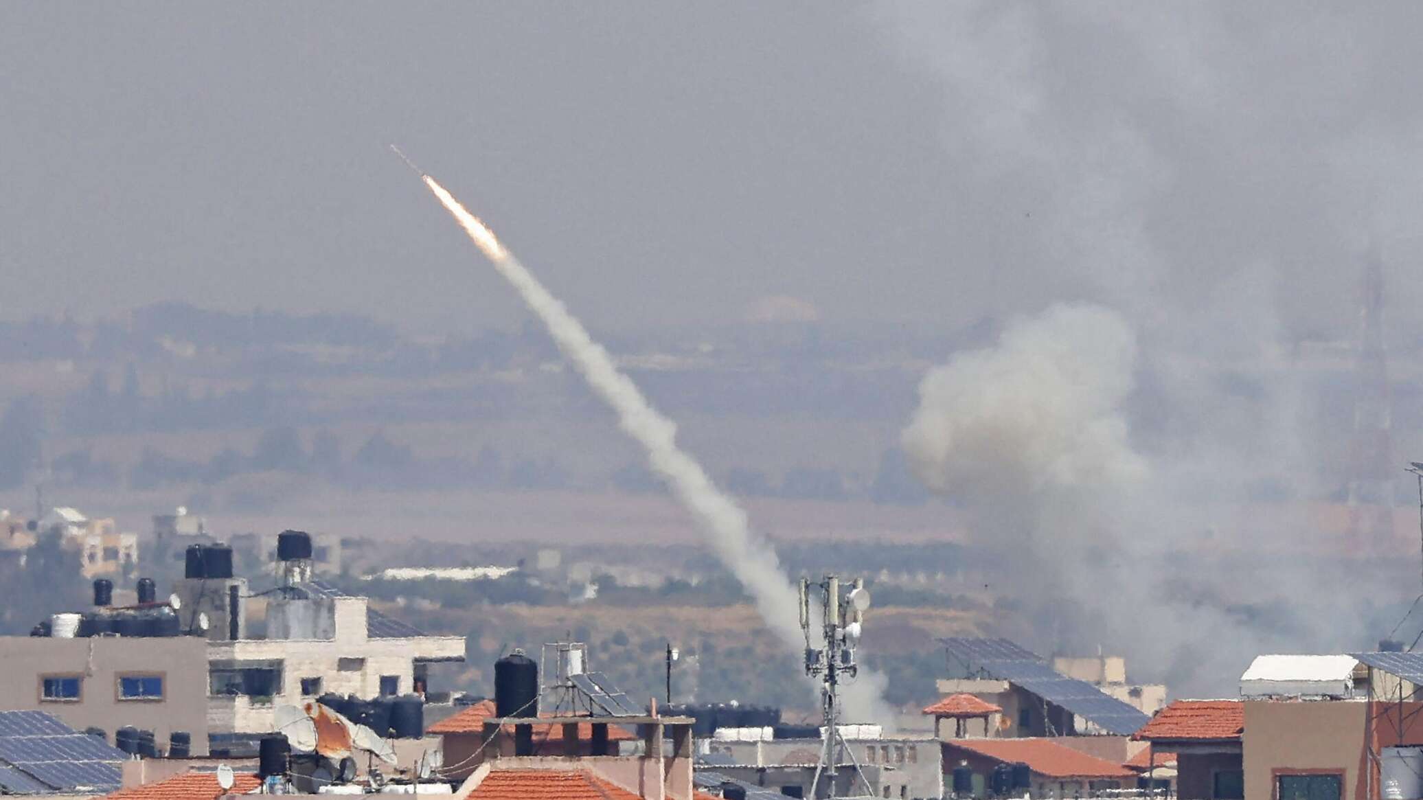 لحظة اختباء لاعبي المنتخب الإسرائيلي لكرة القدم بعد إطلاق الصاروخ على تل أبيب... فيديو