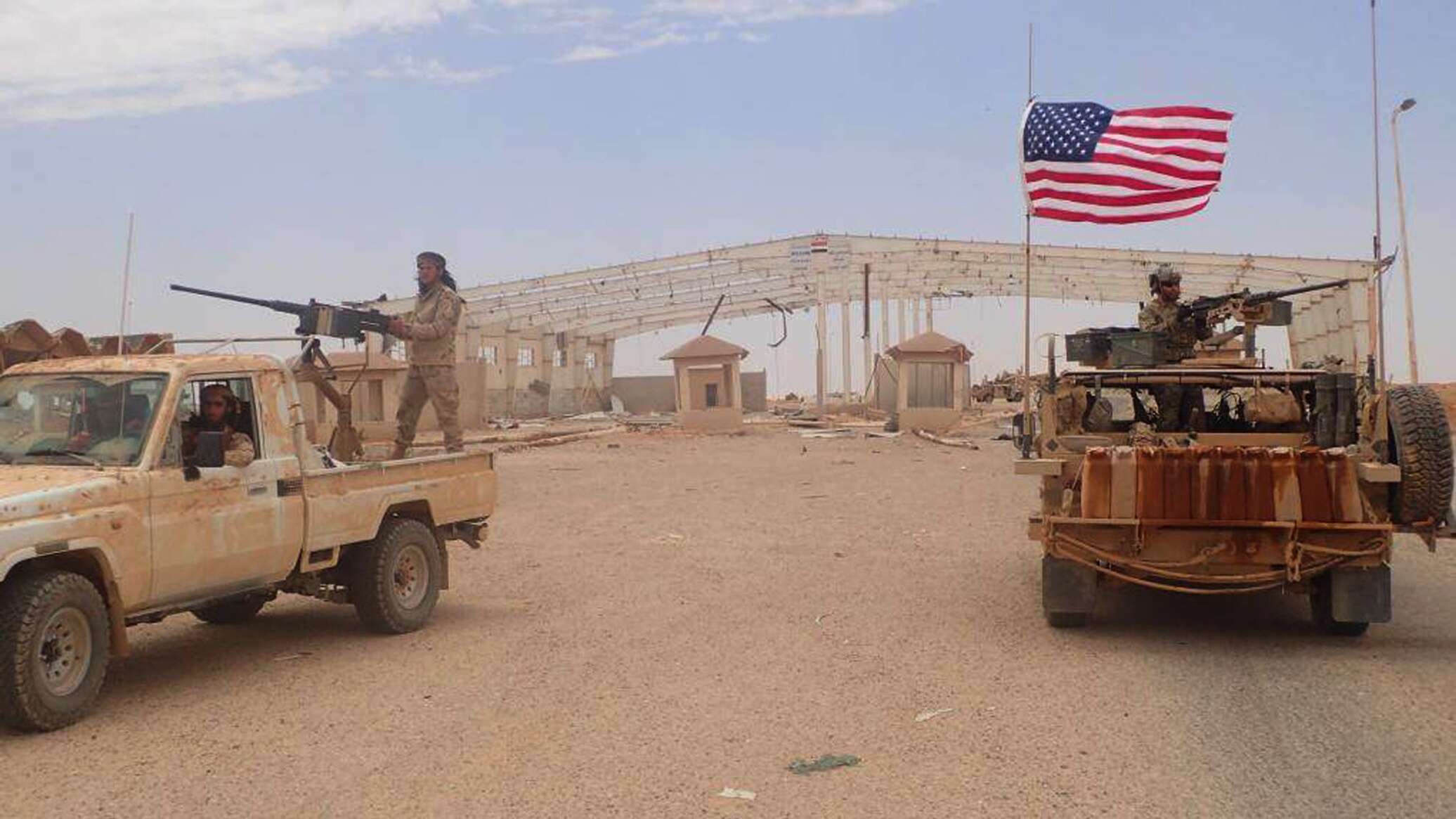 وسائل الإعلام: الجيش الأمريكي ينقل 50 ناقلة نفط من سوريا إلى العراق